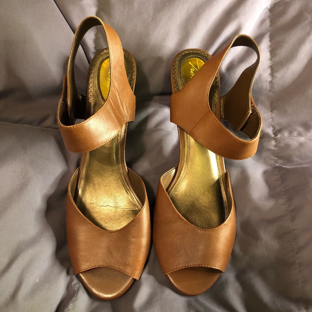 Trotters Tan Heels w/Toe Cutout. 8 1/2 N.
